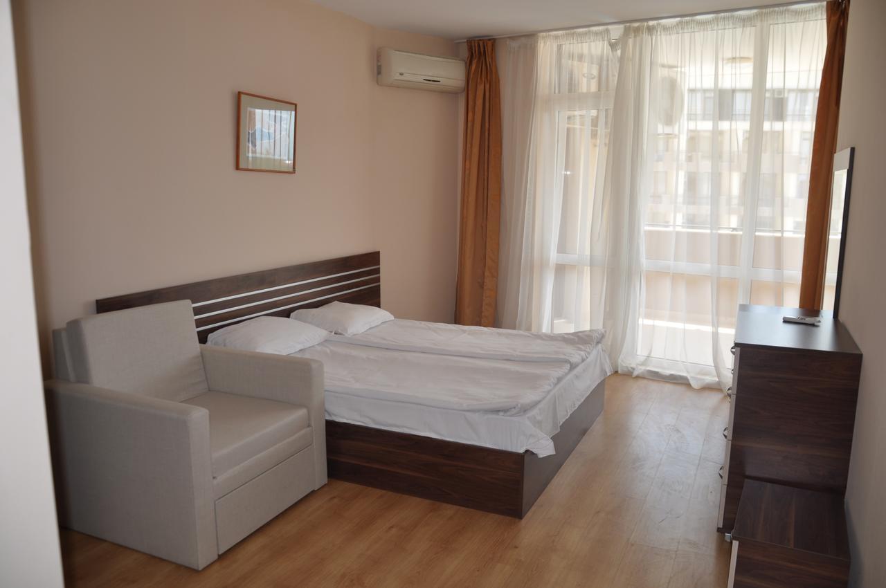 Luxor Apartments Pomorie Bagian luar foto